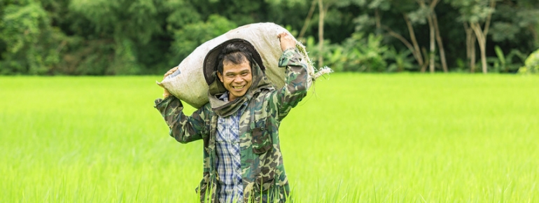 Farmer im Isaan bei seiner Arbeit